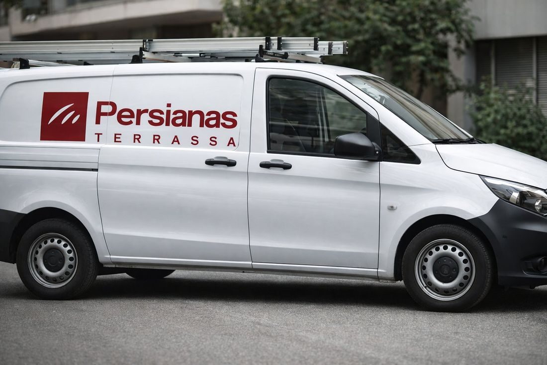 Furgoneta de servicio de persianas equipada para intervenciones a domicilio