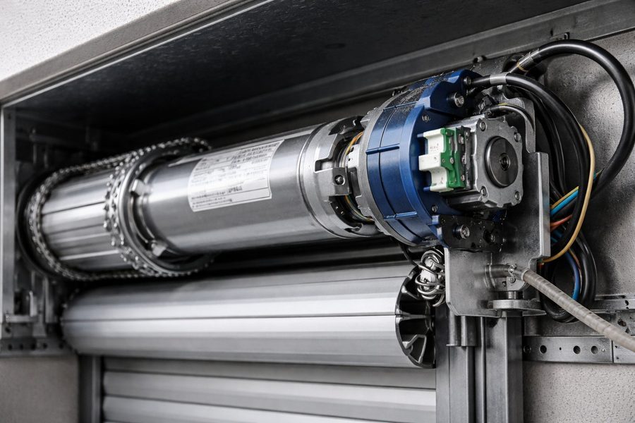 Motor tubular instalado en eje de persiana enrollable